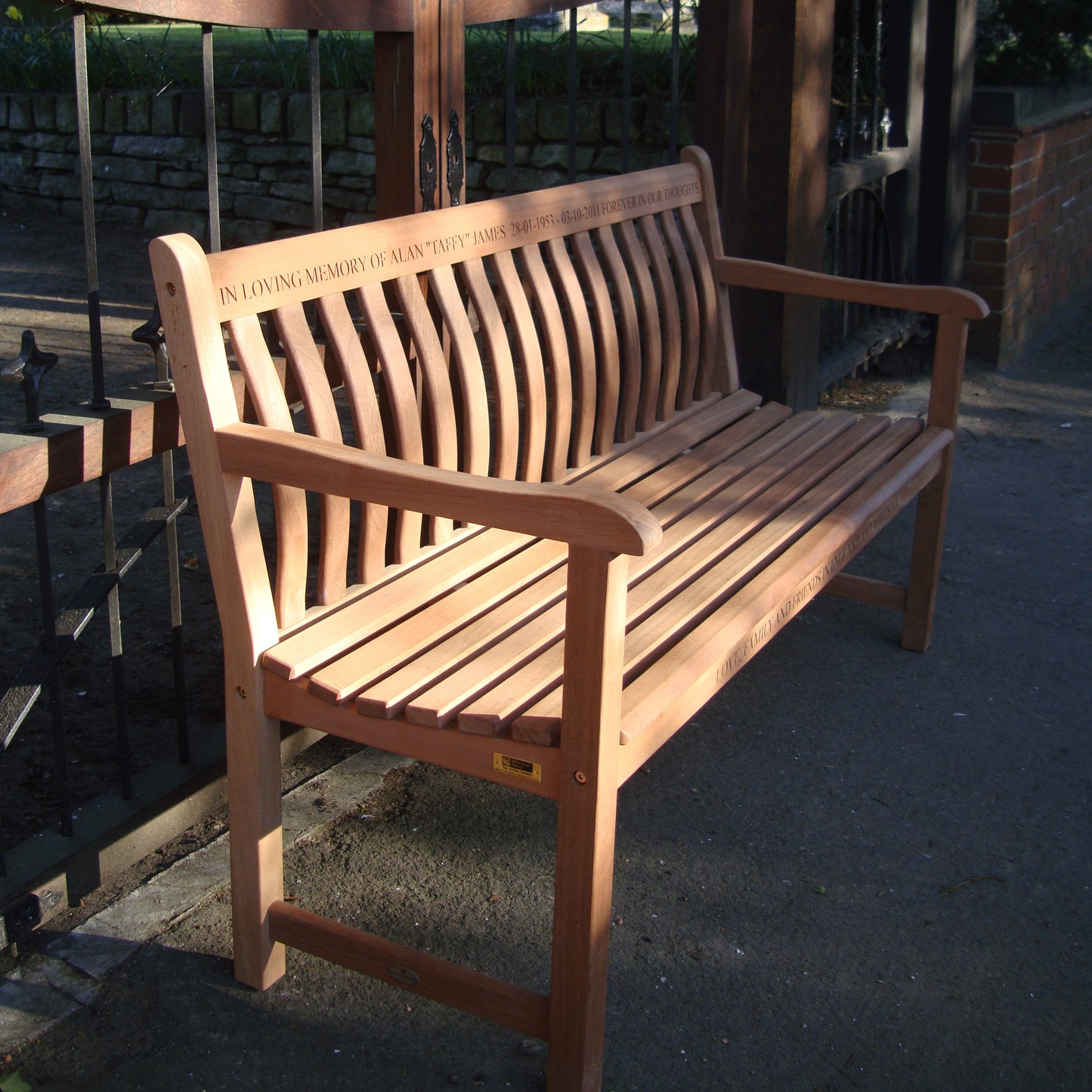 Broadfield Memorial Bench Mahogany 5ft