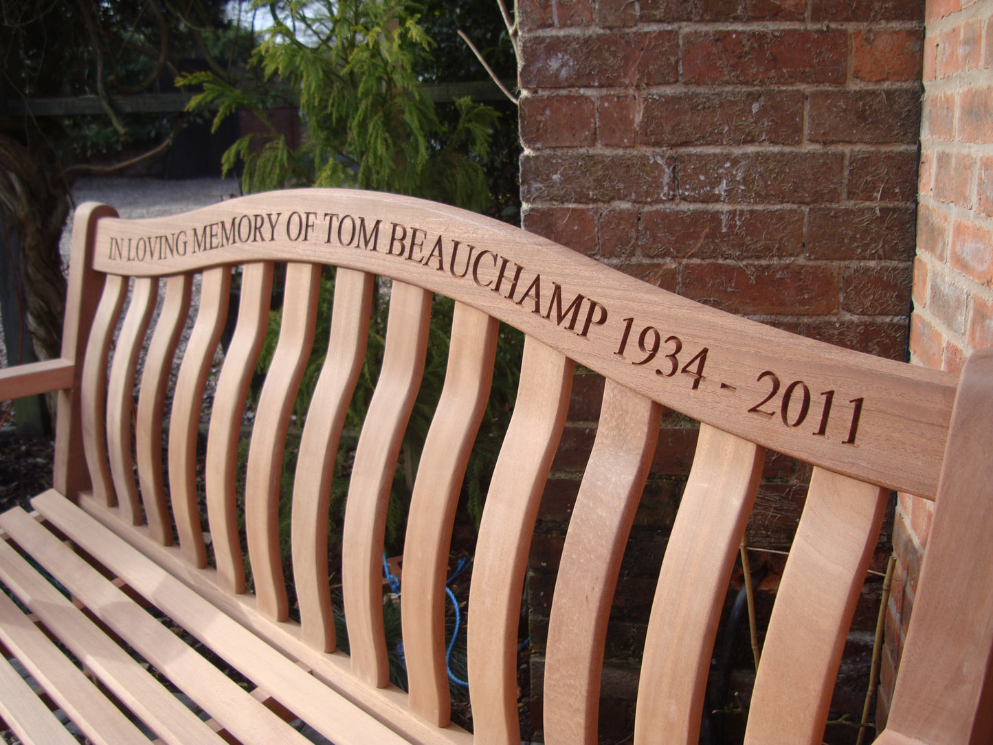 Turnberry Memorial Bench 5ft Mahogany